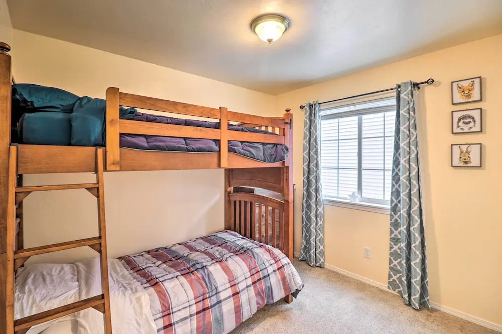 Family-Friendly Columbia Falls Townhome w/ Views