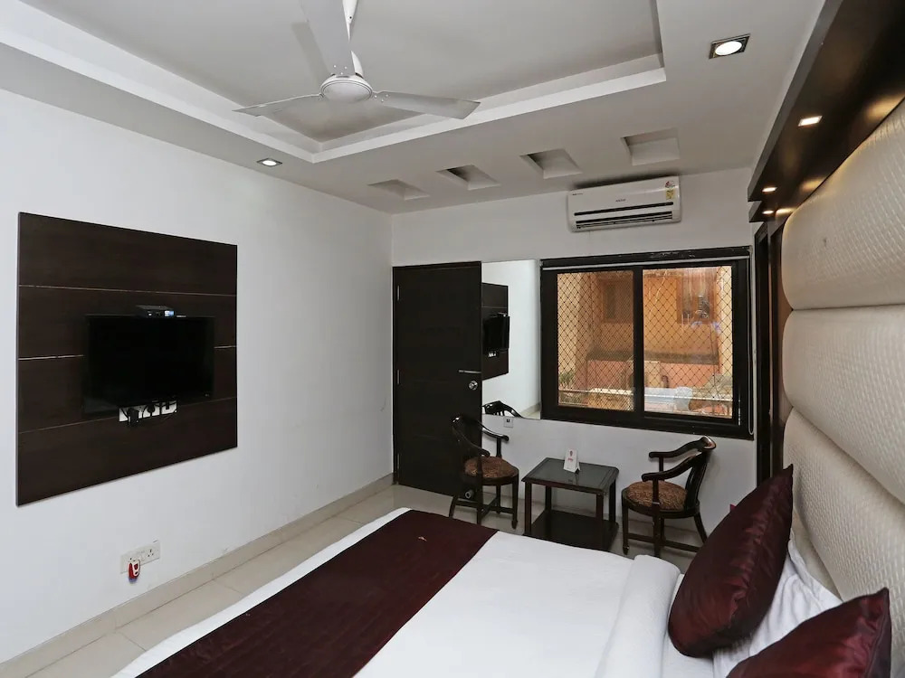 OYO 14389 Diplomat Suites