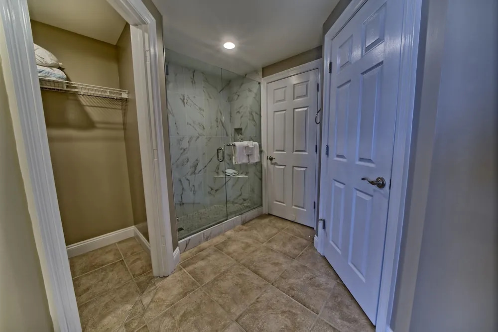 Luxurious High-Rise Condo with Spacious Balcony Facing the Ocean - Unit 1805 by RedAwning