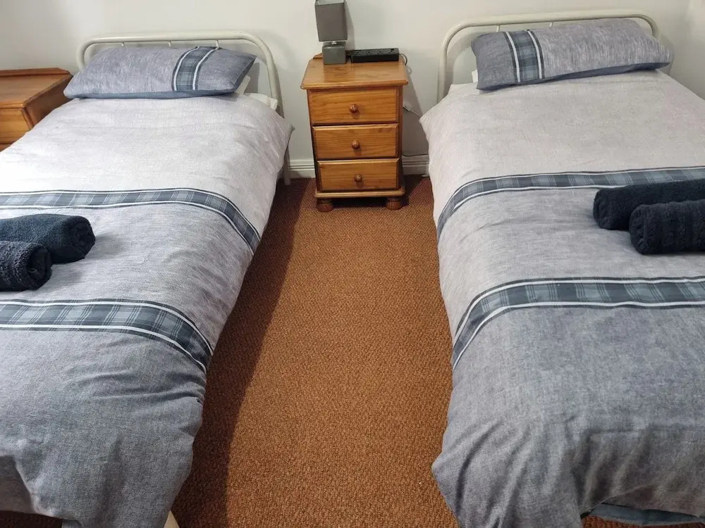 3 Bedrooms - Sleep 7 - Garden - Private Parking