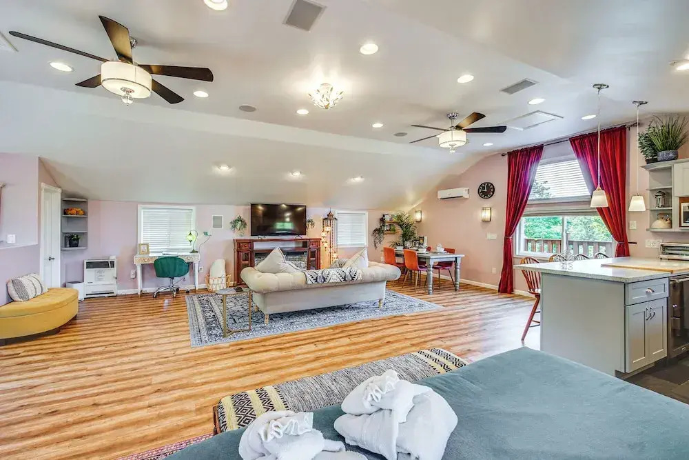 5 Mi to Dtwn Tacoma: Modern Studio Retreat