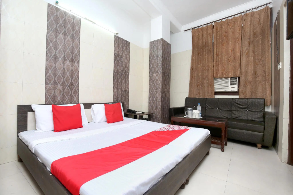 OYO 24333 Hotel Sartaj Inn