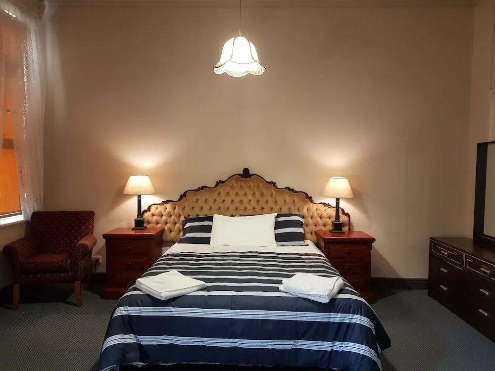 Madden's Commercial Hotel