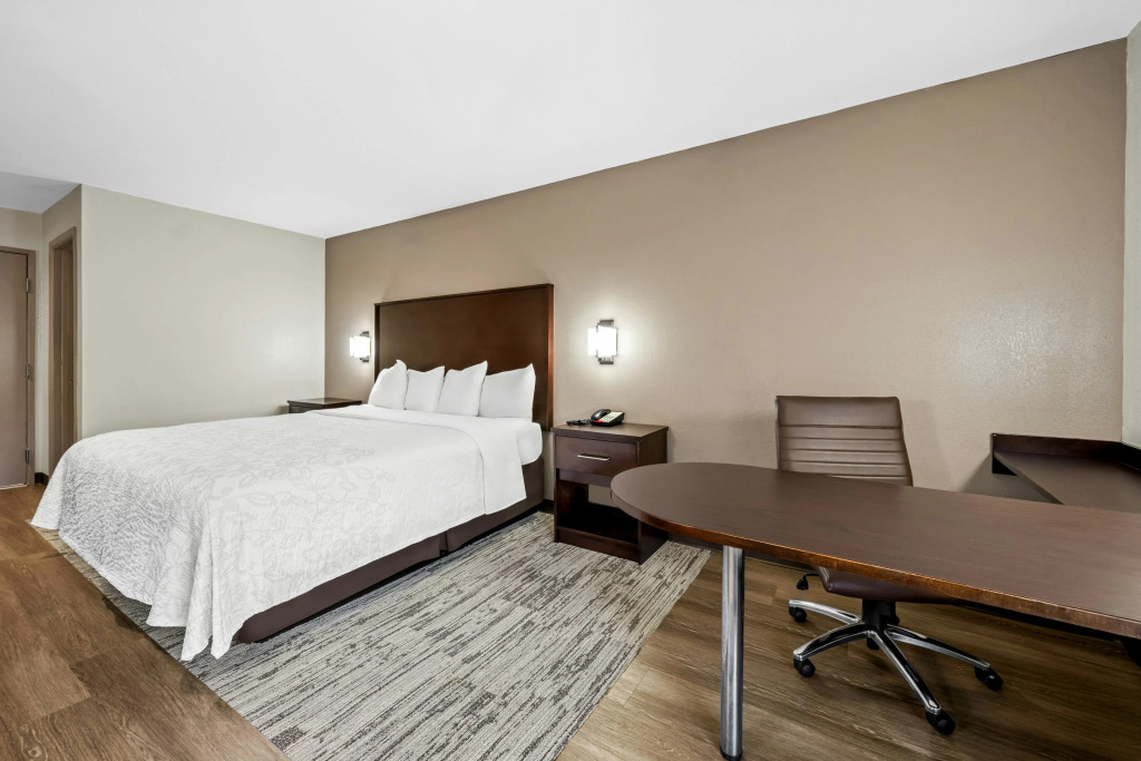 Red Roof Inn PLUS Henderson