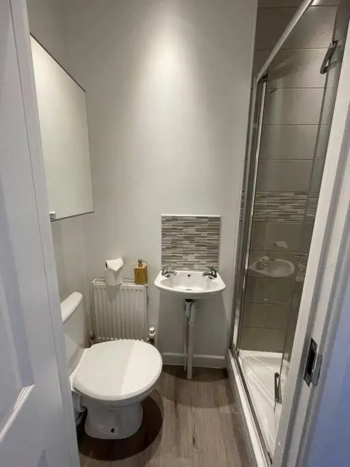 Modern 6 bedroom 5 min walk to beach & restaurants