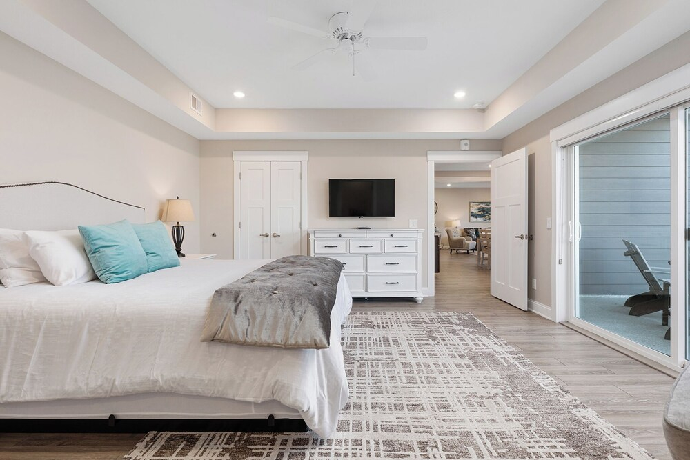 539 Bay St. Lake View Condo Unit 204E