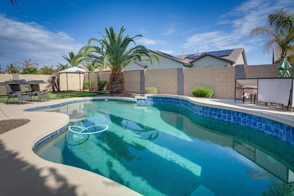 Luxe Surprise Home: Pool, Putting Green & Hot Tub!