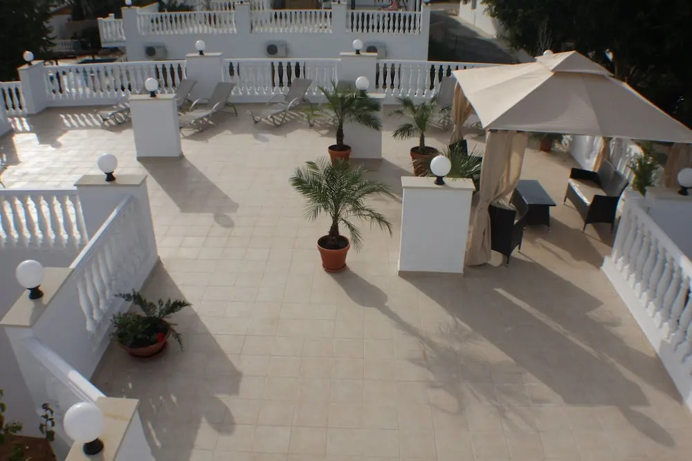 Huge ! Lovely! Private! Villa in The Heart Of Coral Bay! Car Not Essential !
