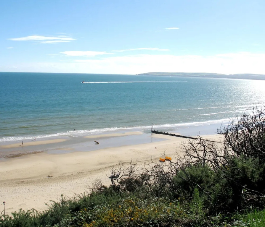 Modern two Bedroom Apartment Ideally Located