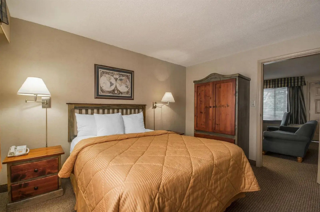 Econo Lodge Inn & Suites