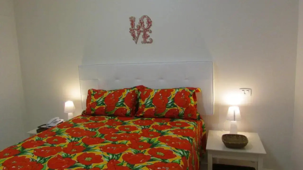 Lindo apto no Barrabela, todo equipado, com arcondicionados split novos no quarto e na sala, limpíssimo, cheiroso, novinho, condomínio em frente à praia, com piscina aquecida, sauna, quadra, academia, lavanderia, salão de beleza, restaurantes, mercado 24h