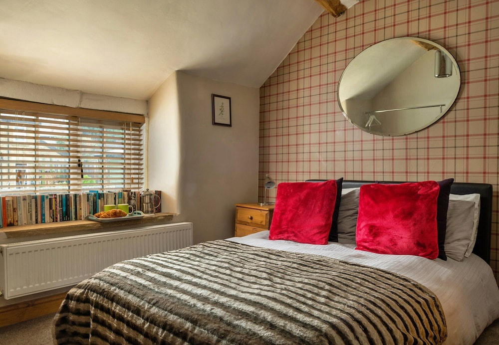 Cozy Cottage in the Heart of Buxton, No Deposit