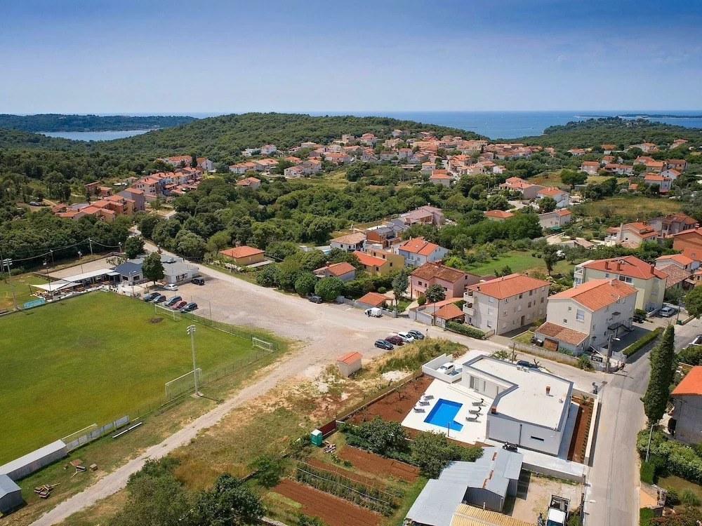 Detached Villa With Private Swimming Pool, 1.5 km From the Beach and 4 km From Pula