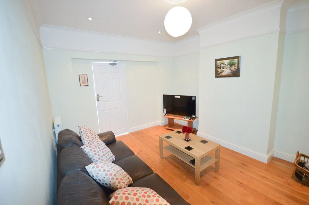 Fantastic 4 Bedroom House In Bath With Garden
