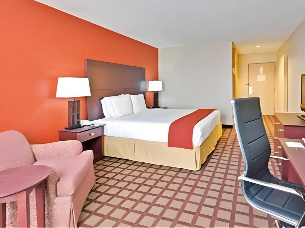 Holiday Inn Express Hotel & Suites Chicago-Algonquin by IHG