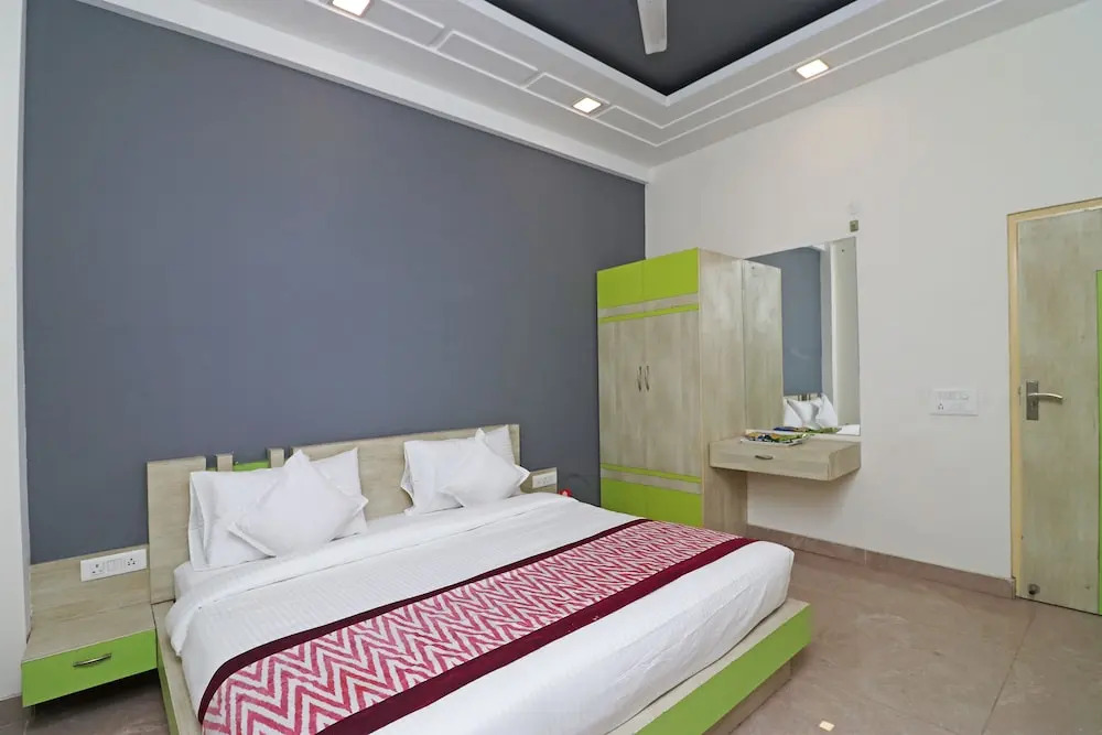 OYO 10668 Hotel Viditva 3