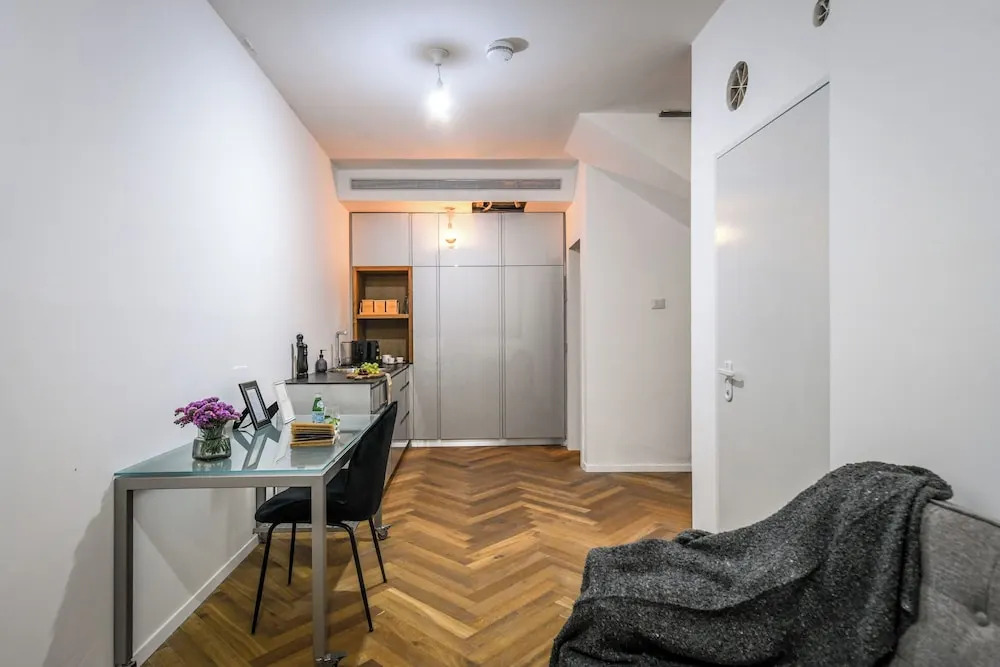 Stylish 3BR Apt with Patio in the City
