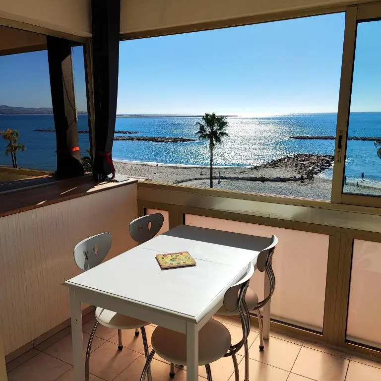 Grand studio bord de mer- accès direct aux plages