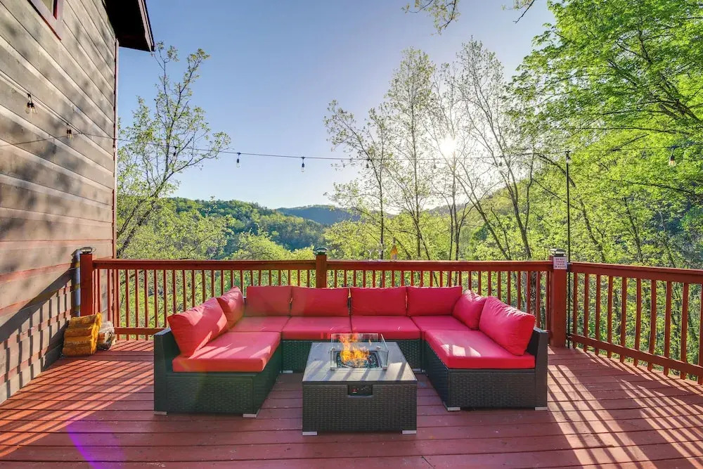 Saltwater Pool & Mtn-view Deck: Pigeon Forge Cabin