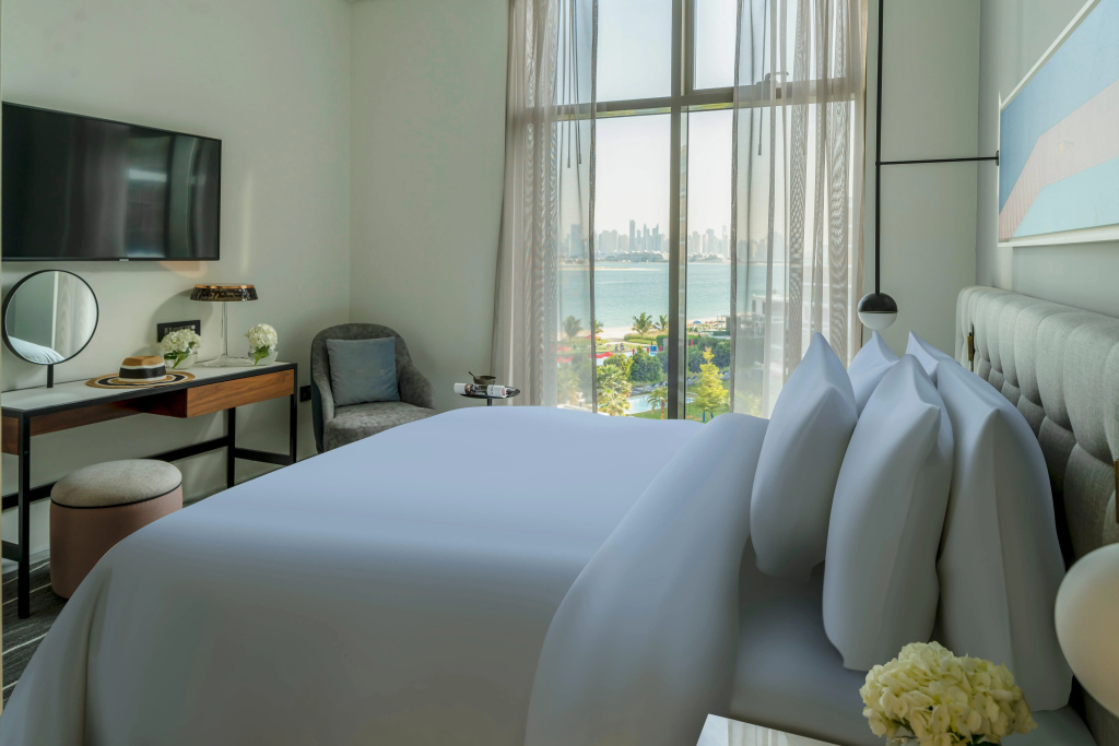 Th8 Palm Dubai Beach Resort, Vignette Collection by IHG