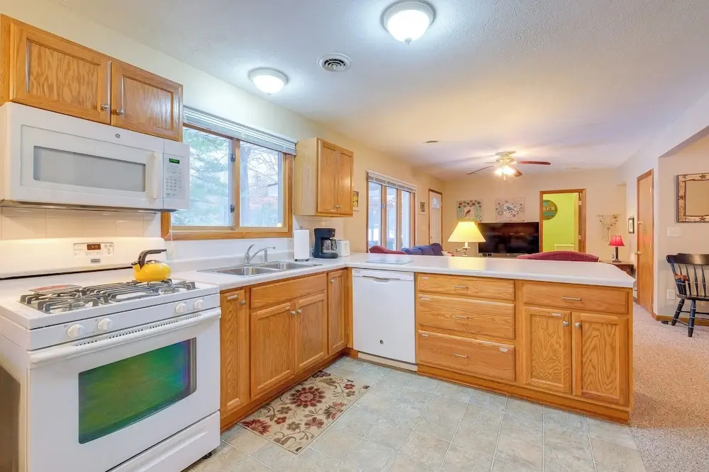 Cozy Cottage w/ Sunroom - Walk to Higgins Lake