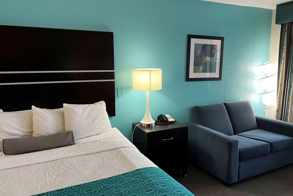 Howard Johnson by Wyndham Houston Heights Downtown