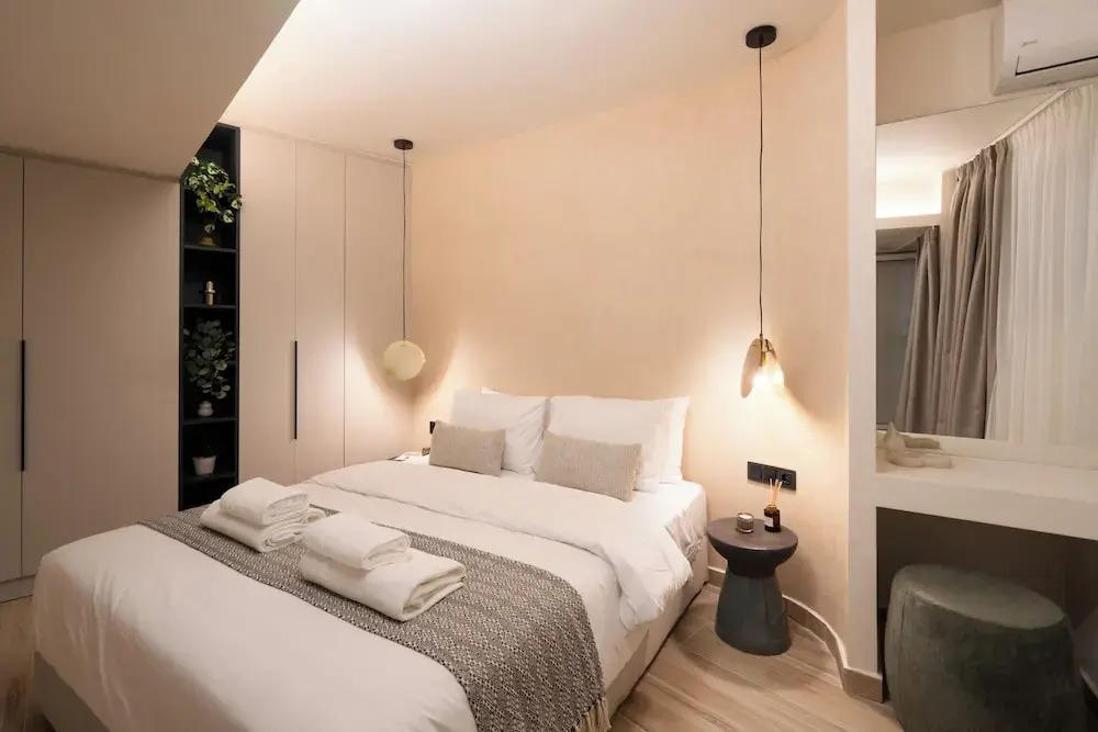 Cozy & Chic Stay Near Metro Station