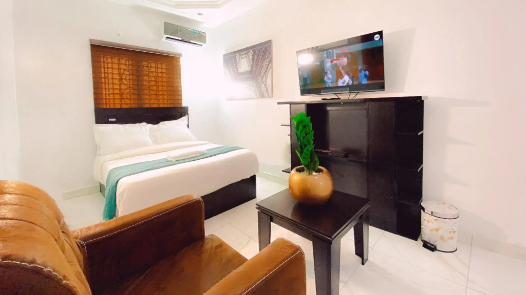 Royal Court Lounge & Boutique Hotel