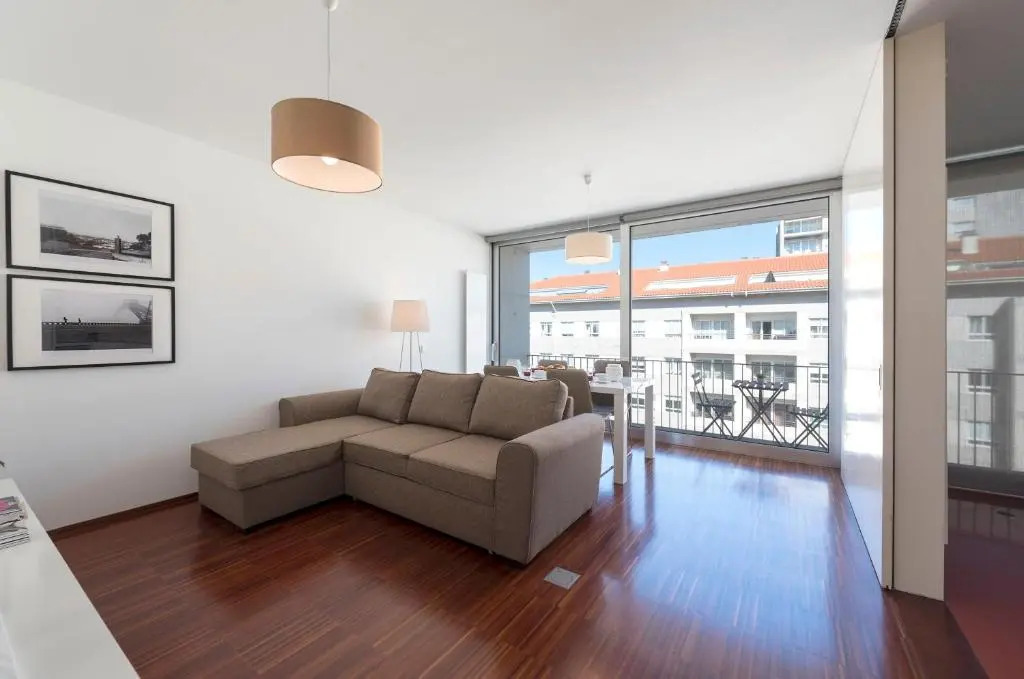 LovelyStay - Casas Brancas - Modern Apartment with Balcony & free private parking