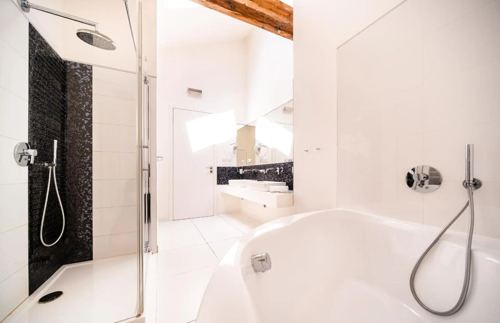 5BR+3.5BT Wilson Central apt.