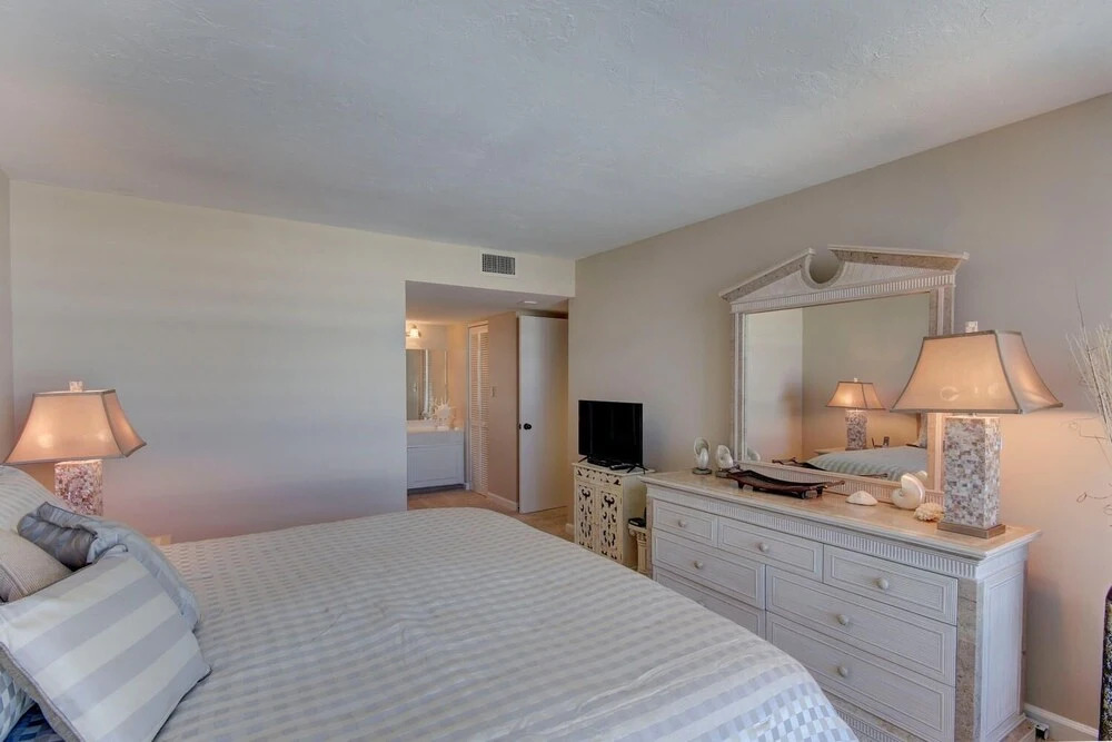 Rs 2304 - Royal Seafarer 2 Bedroom Condo by Redawning