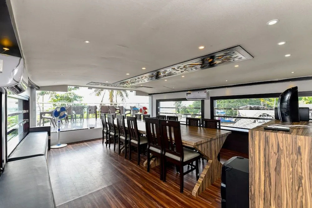 Oyo 24725 Houseboat Royal River 4bhk