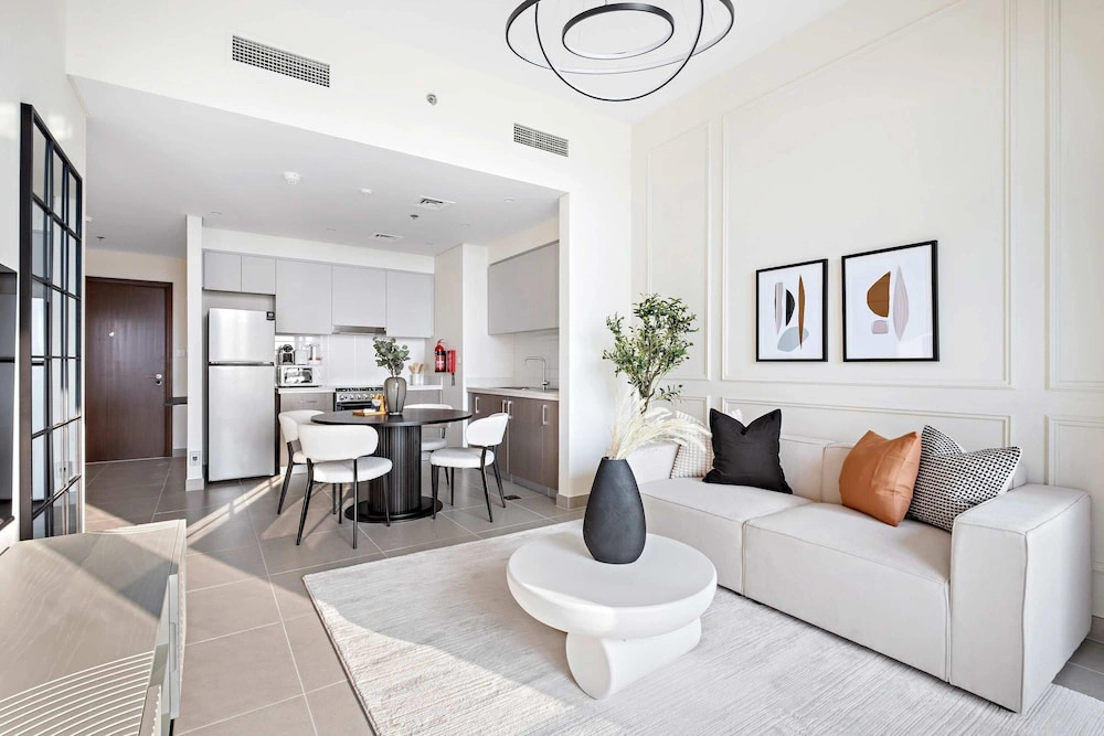 Silkhaus Modern 1 BDR Forte Tower Downtown