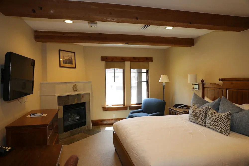 Four Bedroom Suite 3 King, 1 Queen Queen