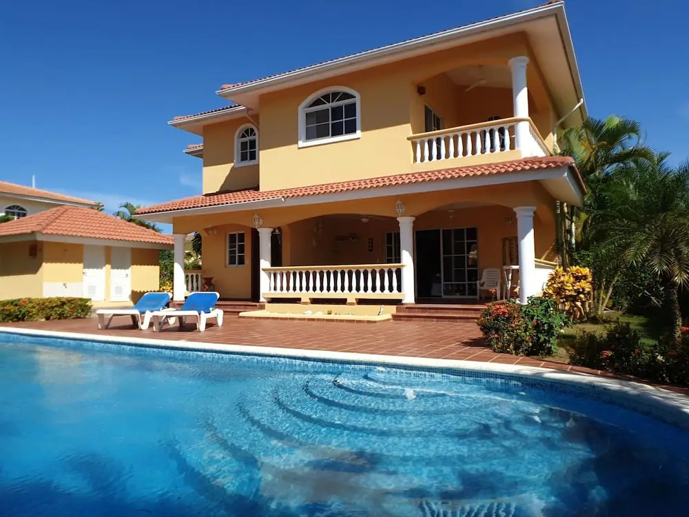 Great Privacy 3 Bedroom Villa Near the Beach