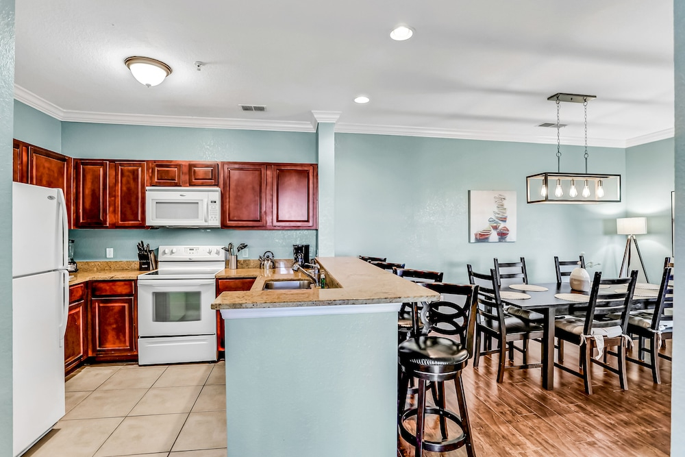 Fantastic Lake-view Condo With Pool, hot Tub, Balcony, AC & Kitchen -near Disney