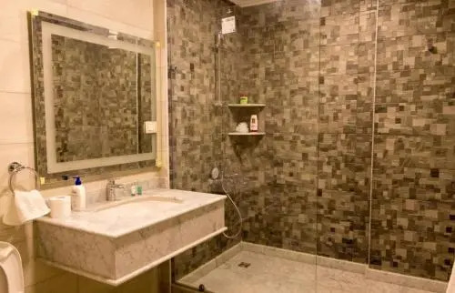 Apartment 300m consisting of 3 rooms, American kitchen, 2 bathrooms, 2 reception, 1 living room, Hotel finishing