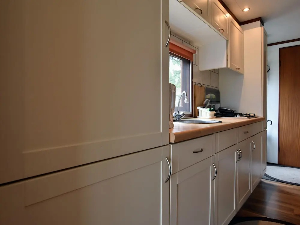 Chalet in Holiday Park With Spacious Living Room, Large Enclosed Garden and Unobstructed View