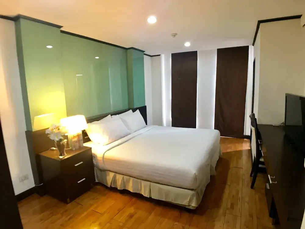 Twin Peaks Sukhumvit Suites