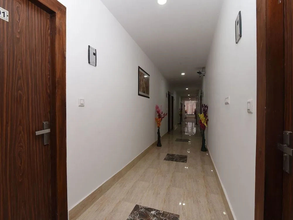 OYO 13310 Noida Suites