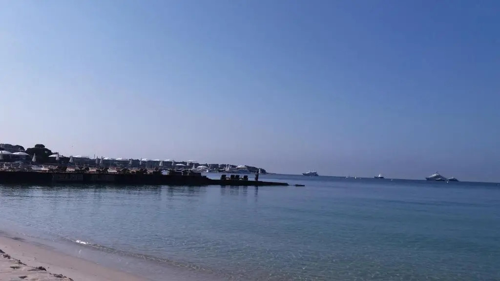 STUDIO 3mn A PIED DE LA PLAGE AVEC TERRASSE