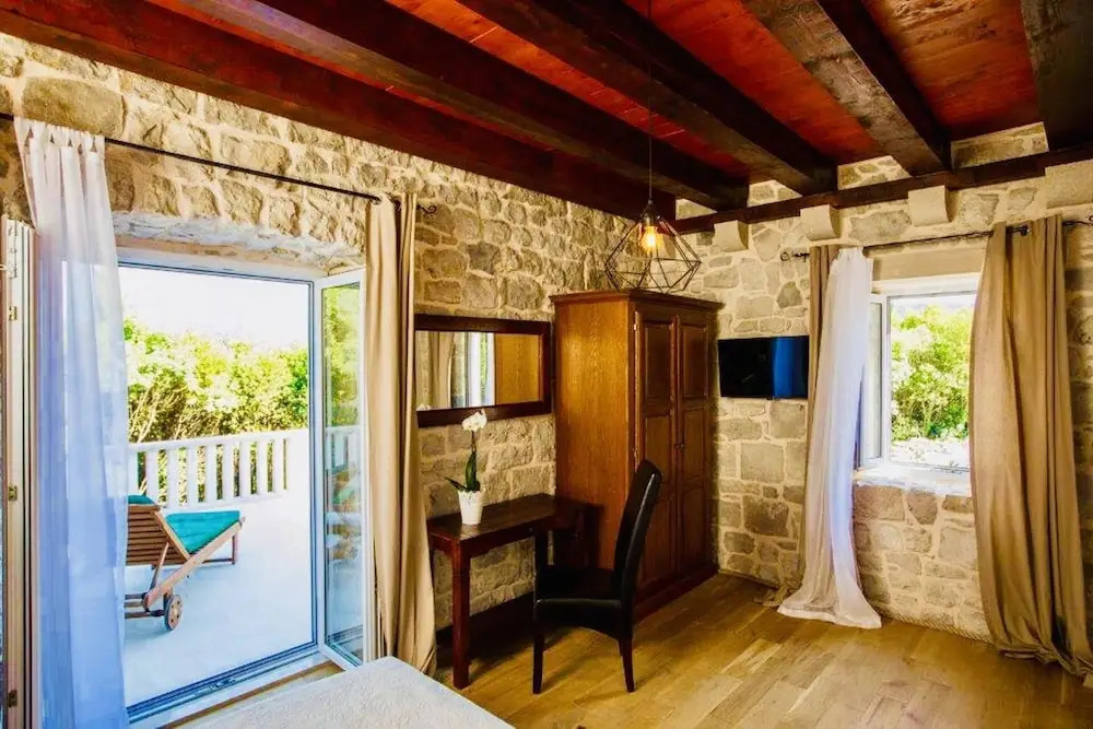 Beautiful 4-bed Villa for up to 10 Guests