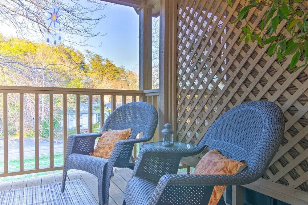 1 Mi to Lake Lure! Couples Retreat w/ Resort Perks