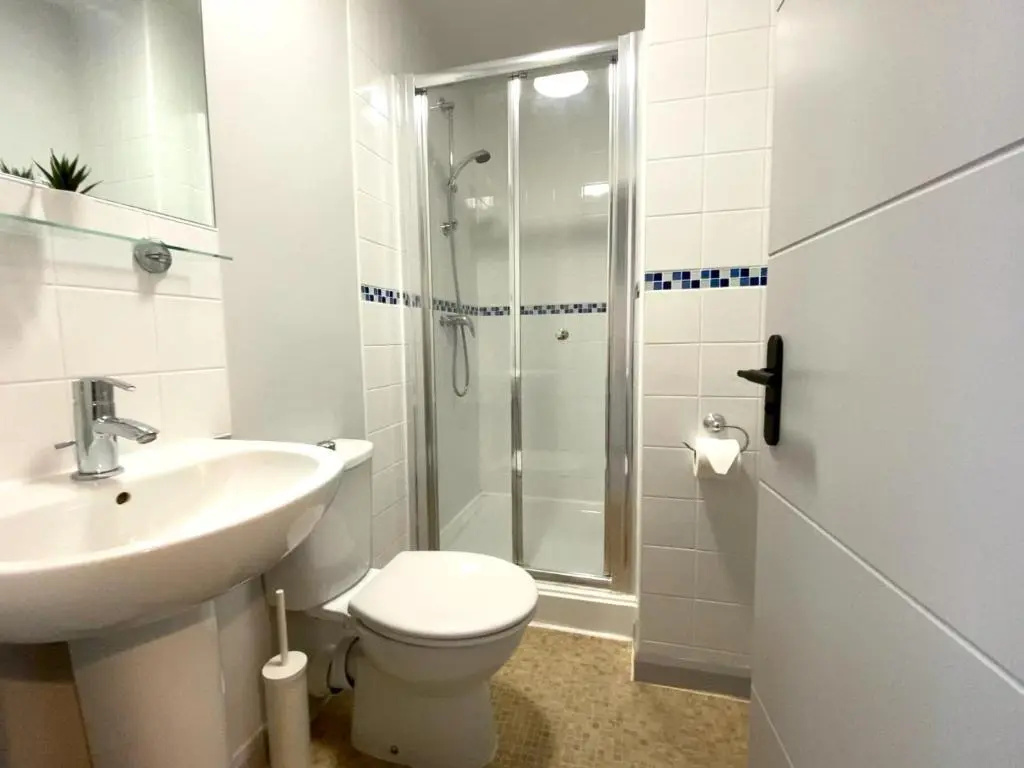 Trendy Stylish Apartment! - 5 Minute Walk to the Best Beach! - Great Location - Parking - Netflix - Fast WiFi - Smart TV - Newly decorated - sleeps up to 6! Close to Bournemouth & Poole Town Centre & Sandbanks