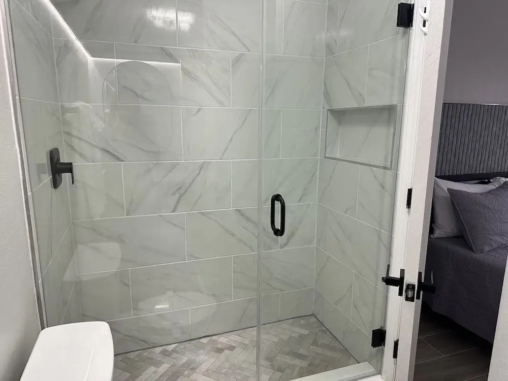Modern 2BR Suite at Enclave 5min Universal