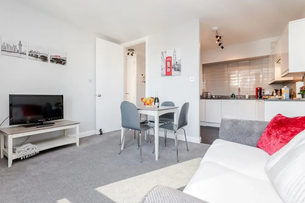 Stylish Riverview Apt with Roof Terrace