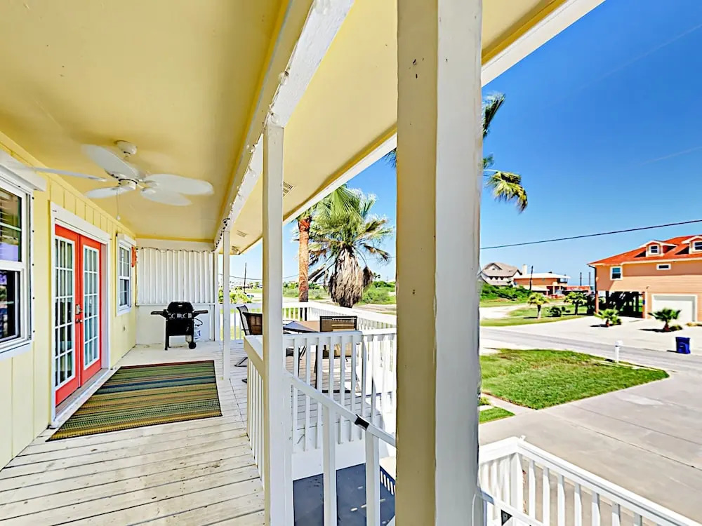 1313 S Magnolia St Home - 3 Br home by RedAwning