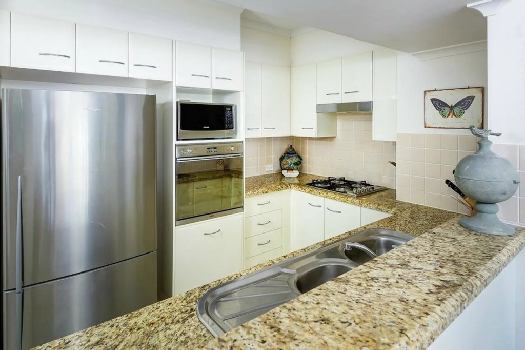The Crest Apartments - Main Beach