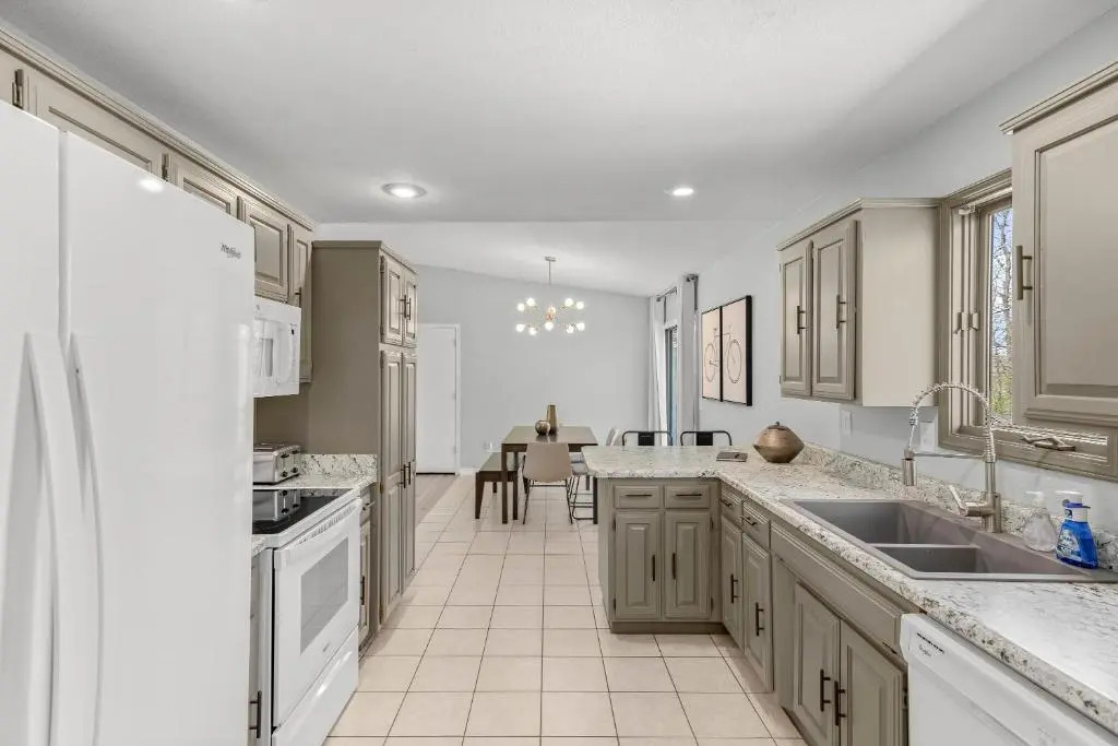 Charming Getaway near Tweety Bird Trail Backyard