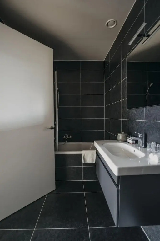 Huswell - The Tide - Stylish Sea View Apartment for 4 - Prime Location With Private Parking